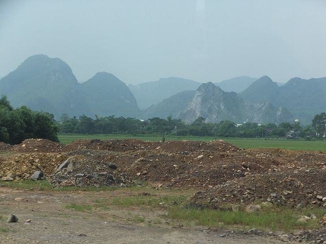 【旅行３日目】<br />朝は８時にホテルをピックアップしてくれるとのことだったので、２０分前にはエントランスで待機。<br />５分後にバス到着。（早っ）<br /><br />英語ツアーの参加者は２１名、その中にハノイ在住の若い日本人ご夫婦がおりまして、ツアー中色々とベトナムのお話を聞けました。<br /><br />本日の行先は古都ホアルーと景勝地チャンアンを巡るコースです。<br />ハノイと言えばハロン湾なんでしょうけど、旅行に来る前に古い映画を観て、ハロン湾に行った気になってしましまして・・・。（笑）<br /><br />ホアルーまではアジアンハイウエイ１号線を走って行きます。<br />（ＴＶでなんかやってましたよね〜）<br /><br />バスはどんどん田舎へ。