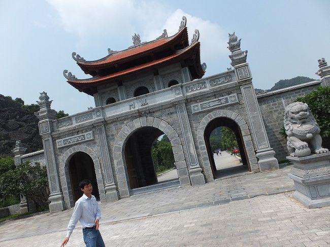 古都ホアルーへ着くと、観光地とは思えないほど静か。<br /><br />ここは最初の首都があったところだそうでベトナム王朝の初代・２代皇帝が祀られているお寺があります。<br /><br />な〜んか、のんびりしていていいところです。<br />物売りのおばちゃんたちは活気盛んだけど。（笑）<br /><br />昼食はベトナム料理のビュッフェを頂きました。<br />ここでもフォーにありつけた♪