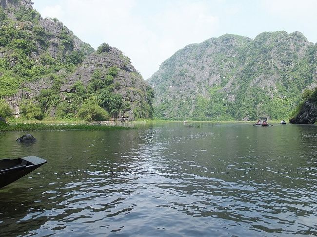 昼食後、チャンアンへ小舟でクルーズです。<br />小舟は船頭？さんが足で漕ぐ！？<br />長い時間漕ぐからそのほうがラクかも？<br />まぁ、器用だわ。<br /><br />９０分ぐらいのクルーズで、石灰岩の奇岩が連なる墨絵のような世界が神秘的・・・。<br /><br />こ〜んな風景を延々と観ていたら、現実逃避もしたくなるわ。<br />もっとも現実逃避でベトナムに来ておりますが・・・。<br />（電話が繋がらない♪）<br /><br />たまには良いよね〜。<br />癒されました。<br /><br />帰りはスコールの中、バスはとばす、とばす！<br /><br />ハノイに着く頃にはすっかり上がってました。<br />ホテルに到着後、すぐにお出かけ。<br />今夜は夜市です〜♪<br /><br />お土産を物色してきました。<br />ドライフルーツがお買い得♪