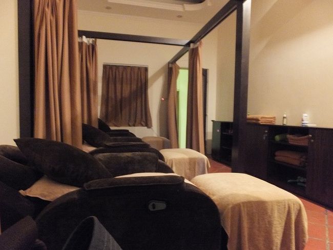 【旅行４日目】<br />さすがに昨日は疲れたのか朝はゆっくり起床。<br /><br />荷物をほぼまとめ、最後の日を満喫するべく街へお出かけ。<br /><br />初めてタクシーを利用しました。<br />初乗り２００円ってどうです？<br />高い乗り物と言っても、全然高くない気がしますが？<br /><br />とりあえず、２日目に発見しといたマッサージ店へ。<br />朝からフットマッサージをお願いしました。<br /><br />７０分で５ＵＳドルです。安いです。気持ち良かったです♪<br /><br />