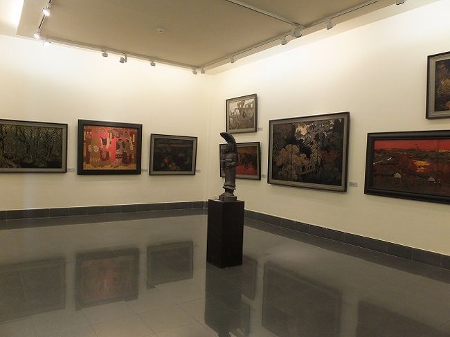 少し距離があるのでタクシーを使い、ベトナム国立美術博物館へ。<br /><br />美術館で撮影ＯＫって、なんかすごい？気がします。<br /><br /><br />どの作品もステキでした。