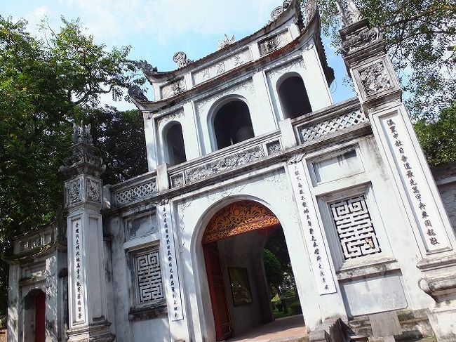 美術館から文廟へはすぐお隣。<br />ですが・・・。<br /><br />ここが渡るのに一番大変だった通りです。<br />５分は躊躇してました。<br /><br />でも渡らなきゃ文廟へは行けなし・・・。<br /><br />目を閉じて渡ろう！作戦です。<br />車もバイクもちゃんと私を避けてくれるんです。ある意味感動ー。<br /><br />文廟はベトナム最初の大学が開設されたところです。