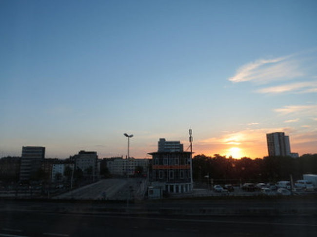 翌朝目が覚めてみると日が昇るところでした。