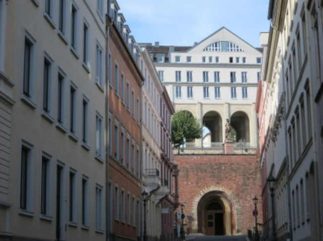 こうした西洋風の街並みの中に、日本の国旗らしきものを見つけました。<br /><br /><br /><br />