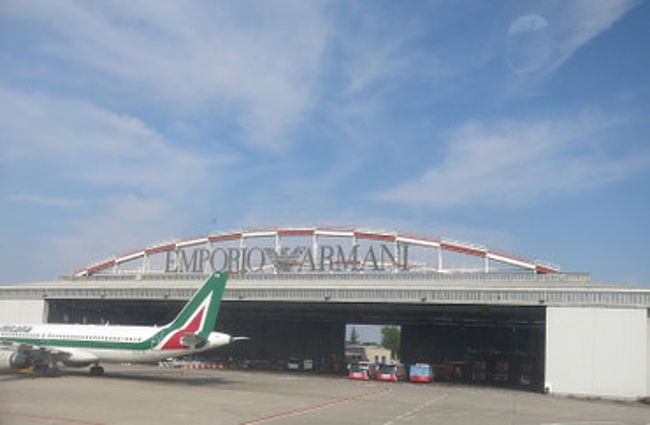 こちらはエンポリオアルマーニのロゴが入っていますが、ミラノから近くで、とても利便の良い空港です。<br />