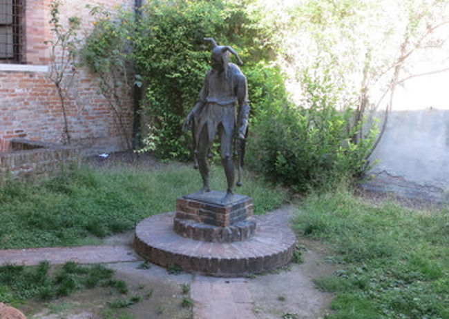 有名な衣装を着たリゴレットの像もありましたよ。