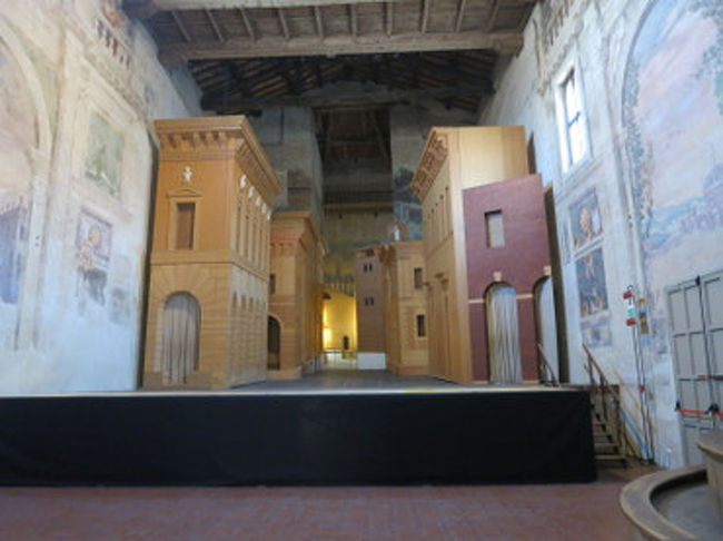 舞台は遠近法を利用した、ルネッサンス以降の手法が用いられています。<br />