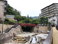 太閤橋よりも優美な姿のねね橋。

川底は有馬川親水公園として整備されており、歩くことも可能です。

この日は土砂を取り除く作業が行われていました。

大雨でも降ったのでしょうか。