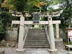 温泉寺のすぐ脇にある鳥居をくぐり石段を登ると、湯泉神社の境内へと進むことが出来ます。

延喜式内社に数えられる神社で、有馬温泉を最初に発見したとされる大己貴命・少彦名命・熊野久須美命が祀られています。

伝説によると有馬温泉が発見されたのは神代のことで、国土生成の神である大己貴命と少彦名命が、傷ついた３羽の烏が湧き出る泉によって傷を癒している様子を目撃したのが始まりとされます。