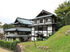 湯泉神社の参拝を終えて石段を降り、温泉寺本堂の裏の道を進むと、太閤の湯殿館の建物が見えます。

秀吉公によって設けられた湯山御殿と湯ぶねの庭園があった場所を保存するために建てられた施設で、蒸し風呂などの遺構や出土品が展示されています。