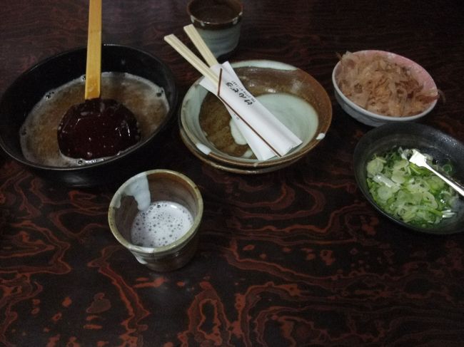 永平寺からの移動中、タクシーの運転手さんにお勧めの食べ物を聞きましたら「けんぞう蕎麦」だというので連れて行ってもらいました。永平寺から車で10分くらい。小さくて、これ？という建物ですが、お昼時には行列が。<br /><br />メニューはお蕎麦のみ。天ぷらとか、丼物はありません。<br /><br />写真は五合蕎麦の薬味セット。出汁と辛み大根のしぼり汁がピリッと効いて美味しいんですよ。