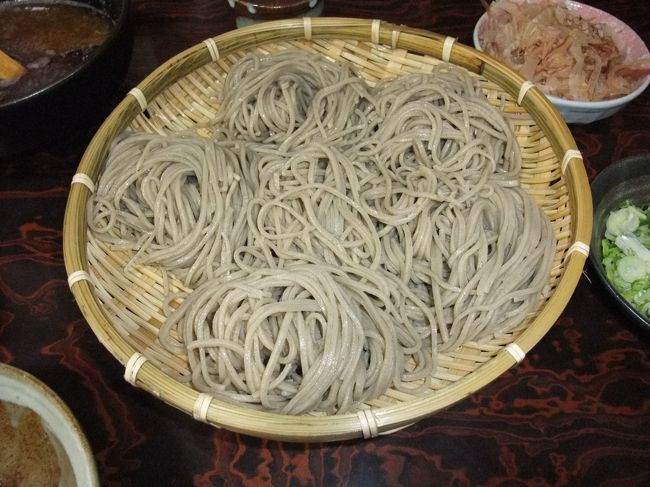 これが五合蕎麦。２〜３人分です。<br />十割蕎麦なので歯ごたえがあって美味しいです。<br /><br />お客さんも男性が多く、男性が食べてもお腹いっぱいになるんでしょうね＾＾