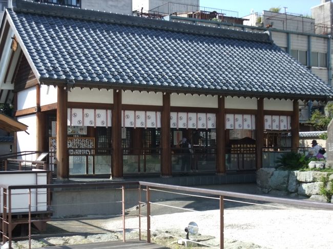 福井駅から徒歩２分くらい。<br />柴田勝家、お市の方、３姉妹を祀った神社です。