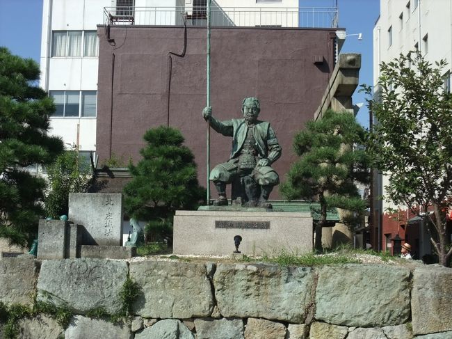 柴田神社<br /><br />戦国時代ものが好きな私が全くマークしてませんでした。北ノ庄跡なんですって！！<br />跡もほとんど残っていなかったのを発掘したそうです。戦国の世の敗者の理とはいえ・・城の跡も何もかもなくしてしまうとは・・なんか胸が詰まります。<br /><br />