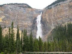 タカカウ滝（Takakkaw Falls）に到着です。
タカカウとは先住民のクリー語で「壮大」という意味です。
滝の大きさは384メートルあり、カナダ西部で最も落差のある滝です。

※ 滝の落差については諸説あるようです。