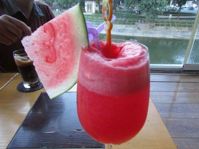 ホテルのの近くのカフェに行き、またお茶しました〜