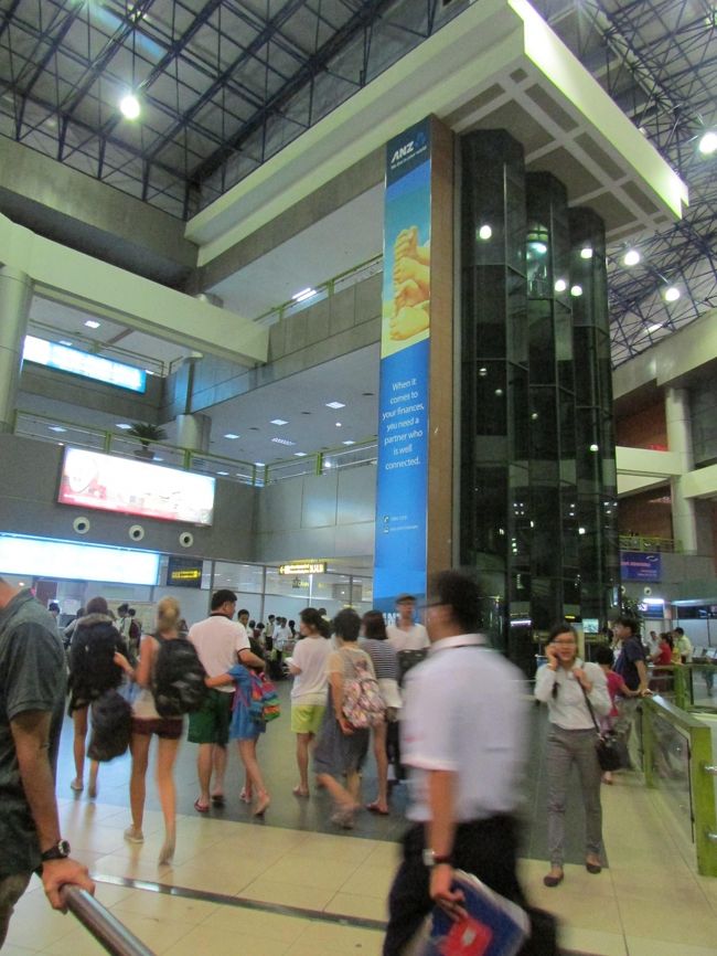 ノイバイ国際空港　ハノイの街から車で40分ぐらいの所にあります<br /><br />Tさんも空港まで来てくれて!