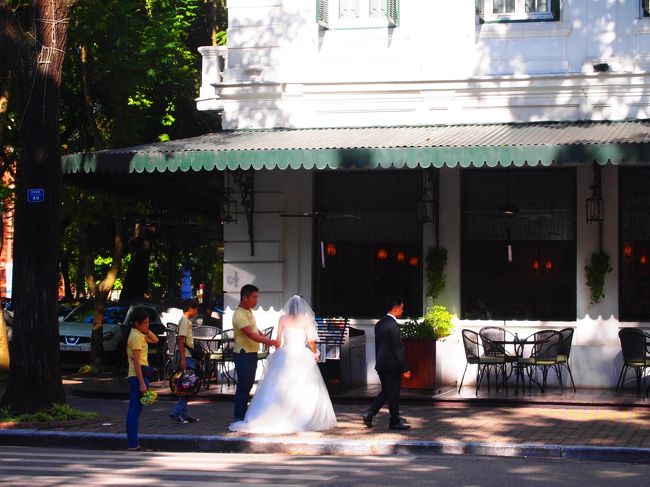 結婚式用の写真を撮っている、お幸せなカップルをあちらこちらで発見♪<br />こちらもしあわせをいただきました〜(^^<br />末永くお幸せに!