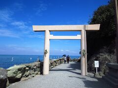 旅行中、あまり深くは気にしませんでしたが
帰って来てから「池上彰」さんのニュース番組で
伊勢神宮の特集が紹介されていました･･･

伊勢神宮の鳥居には「お榊」が飾ってあり･･･
他の神社では見た事が無いと紹介されていました。

お参りの出発点である「二見興玉神社」の鳥居にも
お榊が飾ってあります。これより先は、神域です。