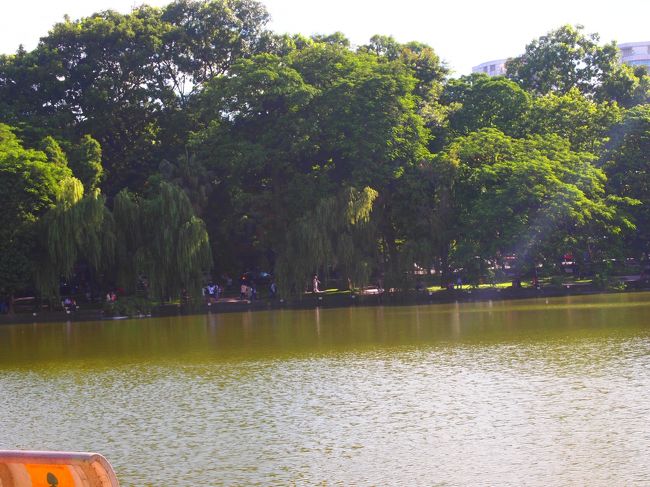 ハノイ市街の中心にある穏やかな感じの湖で周りにいろいろなカフェが点在していて、緑豊かな湖畔は人々の憩いの場となっているそうで、早朝、日の出前から人々が集まり、ジョギングや体操をする姿はここの名物にもなっているそうです!<br /><br />ホアンキエム湖の伝説がありまして<br />1428年、黎朝の始祖、レ・ロイ（＝レ・タイ・トー）は、湖に棲む亀から授かった宝剣で明軍を駆逐し、ベトナムを中国支配から解放し<br />平和が訪れた頃、再び亀が世界を現し、剣を返すよう啓示され、湖の中の小島で剣を返し<br />現在、湖の南に小さな亀の塔が建っている場所がレ・ロイが剣を亀に奉還したと言い伝えられている所だそうです!