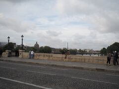 シテ島のポンヌフの橋に来ました。