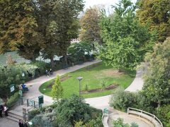 歩いているとほっこりとした公園がありました。ここで、ゆっくりと読書をするか、テイクアウトのカフェでまったりしたいですね。