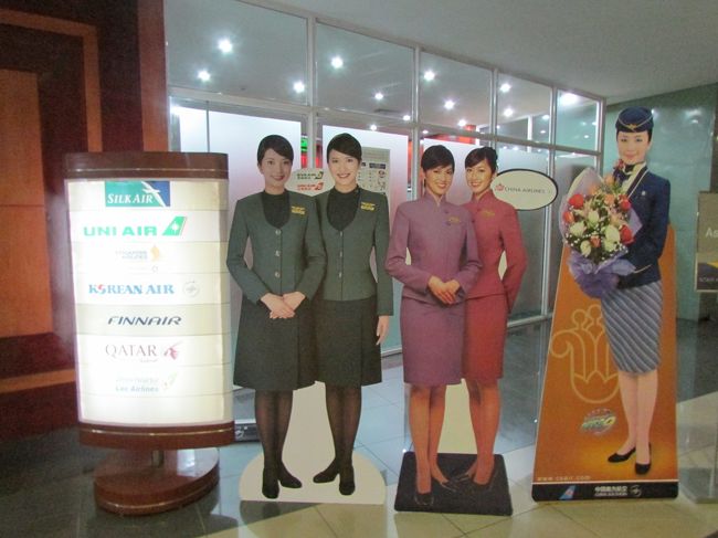 ノイバイ国際空港のラウンジで時間まで過ごします