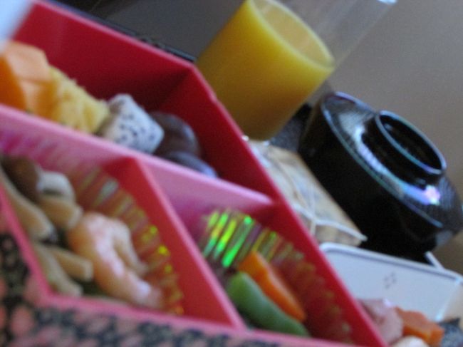 JALの帰りの機内食です!<br />和食です〜私は夜中だったせいか、ワインとおつまみをつまみながら、映画を見ているうちに、睡魔に襲われ食事はしませんでした・・・サバを焼いている匂いがちよっとダメでした!!!