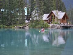 エメラルド湖（Emerald Lake）に到着です。
湖畔にはエメラルド・レイク・ロッジ（Emerald Lake Lodge）があります。