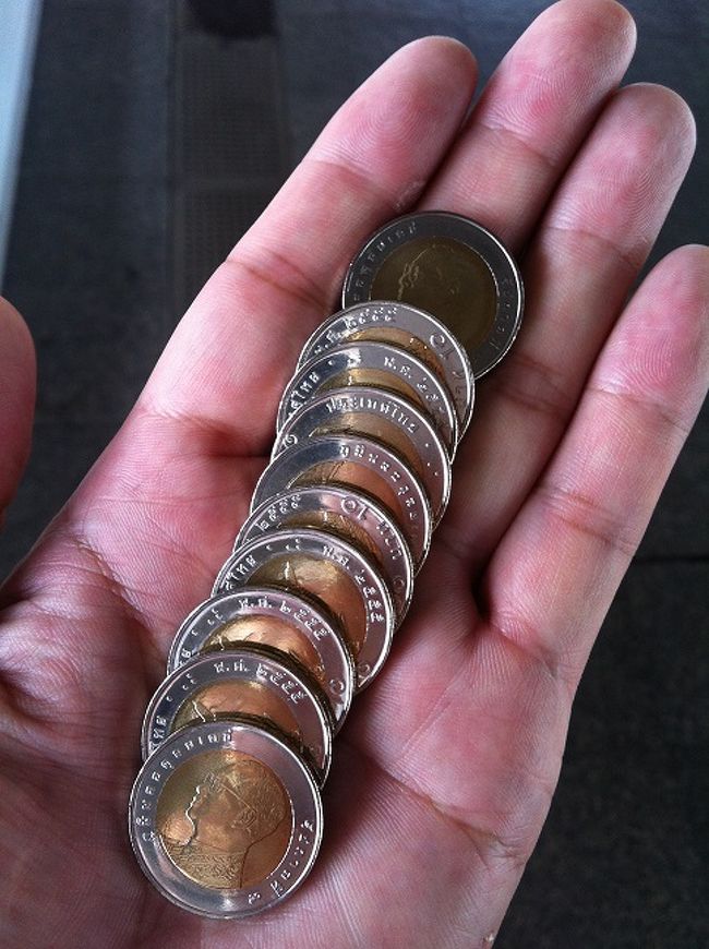 そうそう、駅で10Bahtの両替をしたら、<br /><br />全て新しいコインだったよ。