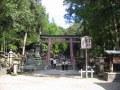 ※この写真を含め、いくつかの写真は、帰り道に撮ったので、実際の撮影順序とは異なります。
集合時間が決まっている時などは、とりあえず目的地まで向かい、ゆとりのある帰り道に撮ることが結構多い私です(^^ゞ


春日大社表参道のバス停から歩くと、「二之鳥居」が見えてきます。