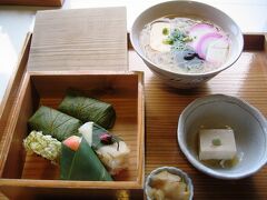 柿の葉ずし・ゐざさ寿司の盛合せと三輪にゅうめん、小鉢（ごま豆腐）がセットになっている物を注文しました。