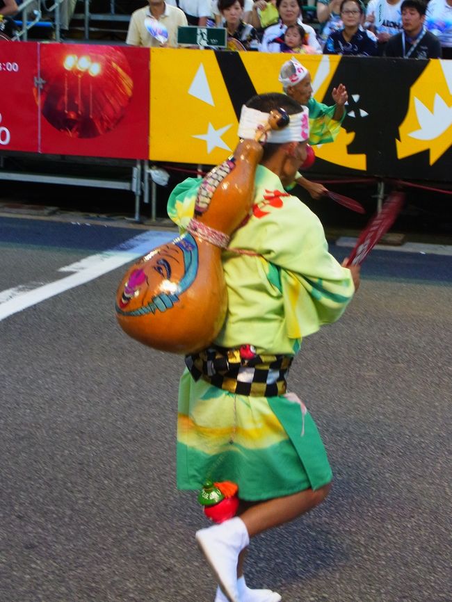 こんなユニークなおじさんもいました。<br />最後は見物客も含めてみんなで踊りを踊るのですが、バスの時間もあり踊らず退散！！