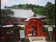 
目的地は山科・毘沙門堂。


桜や紅葉が有名だそうです。

新緑の季節でしたが，それも美しかった。


目的は御朱印と･･･
幕末・池田屋事件の発端となった，古?俊太郎氏の
ゆかりの地巡礼の気持ちをこめて。

…某携帯ゲームからなのですが
（ここは深くは語らない）


ここオリジナルの御朱印帳があって，これも可愛かった！
金の枝垂れ桜が描かれたもので，黒とピンクがありました。
季節限定で白が販売されることもあるそう。


次は桜の時期に，母を連れて来たいと思いました。


