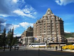 バンフ・スプリングス・ホテル（The Fairmont Banff Springs）です。
バンフで最も有名な高級ホテルで、1888年の創業です。
中は天井が低く 迷路のようで、いかにも昔のホテルという感じです。
カナダの国定史跡に指定されています。

■ 関連記事 ■
カナダの国定史跡 一覧
http://4travel.jp/traveler/tmmhtmkakr/album/10824876/