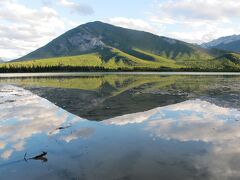 バーミリオン湖（Vermilion Lakes）です。
Lakesとの表記の通り、複数の湖があります。
バーミリオンとは朱色のことで、朝焼けで湖面が朱色に染まることから名付けられました。
水鳥が多く、バードウォッチングの場所として有名です。
