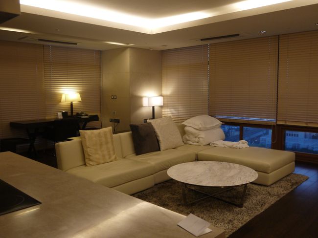 出発1週間前までホテルを決められず<br />リノベ後の新羅、グランドホテル明洞、クラシック500を予約。<br />免税店隣接で後ろには公園がある新羅と<br />最後まで迷ったけど、子連れにはキッチン・洗濯機が<br />あった方が便利なのと、口コミ、今回はほぼ江南側にしか<br />用がなかったので他2軒のホテルをキャンセルし<br />クラシック500に宿泊。<br /><br />他の人の口コミや写真で見たとおりの広いお部屋!<br />窓も2面あり開放的。<br />子供は大喜びで部屋に入るとすぐに<br />靴と靴下を脱いでソファに。