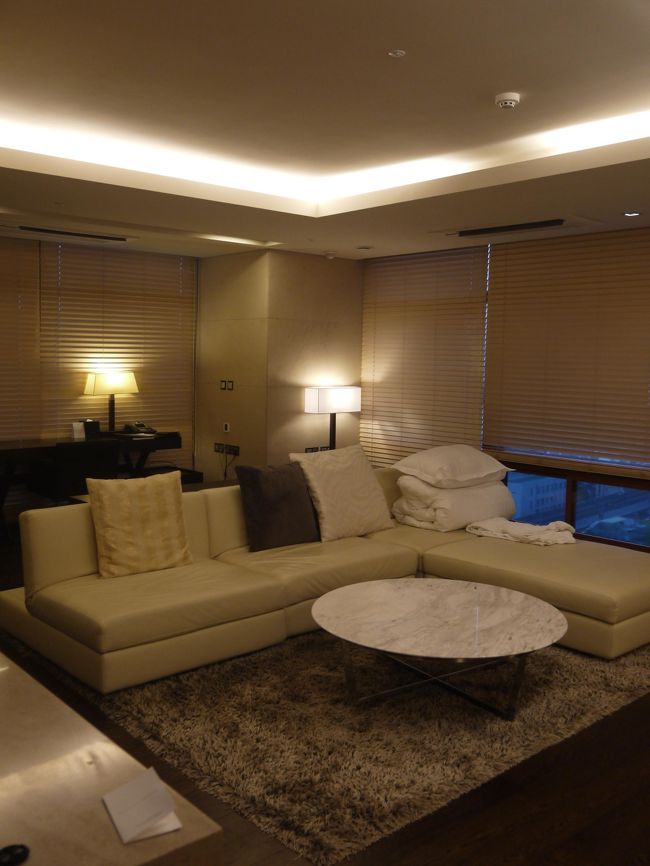 2歳の子供も料金がかかるというので3名で予約。<br />追加の布団と枕、バスローブがソファベッドの上に<br />置かれてる。<br />ただしサービスのミネラルウォーターは2本。<br /><br />お掃除の人によって違うのか、滞在中のミネラルウォーターの<br />補充は日により2本だったり3本だったり。