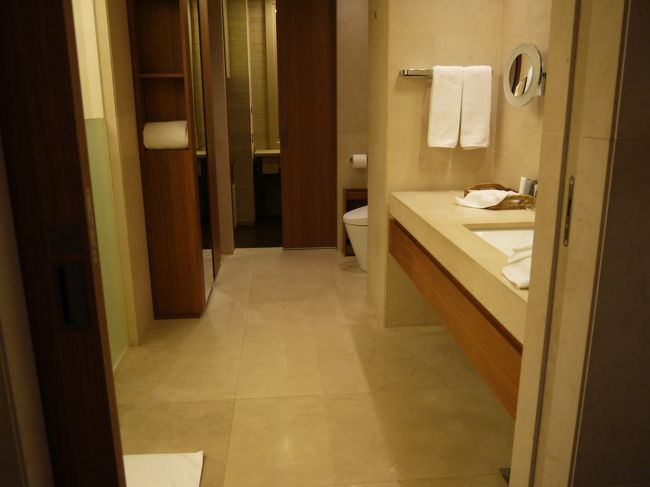 バスルーム<br /><br />シャワーだけなのが残念。<br />地下に大浴場があったけど18歳未満は利用不可。<br />小さい子供はお風呂に入れたいなぁ。<br />暑い時期はいいけど、晩秋から5月位までの冷える時期の<br />子連れ滞在はきついかも。