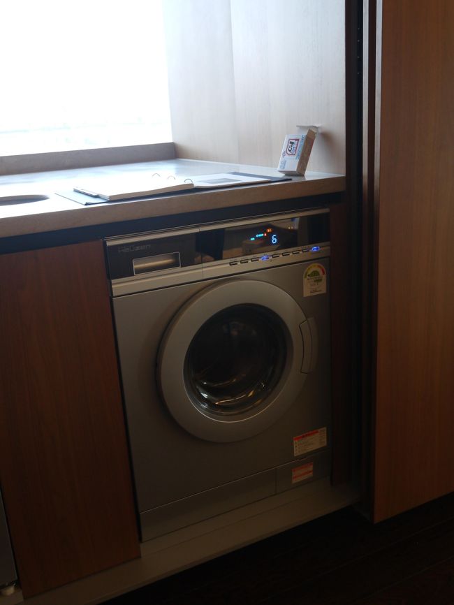 ドラム式洗濯機<br /><br />成田で買った洗剤持参で大正解。<br />ただ文字がハングルで使えない・・<br />ホテルガイドも見たけど使用法のページを見つけられず。<br />フロントに聞きに行ったら、部屋に使用法を書いたガイドが<br />あるはずだって。見つけられなかったと言ったら<br />後でスタッフを寄越してくれると言うので<br />敷地内にあるスタバへ。<br />部屋に戻ってホテルガイドを見てみると・・ありました。<br />ホテルディレクトリの一番後ろのページに<br />英語での設備利用法が写真入りで。<br />(分かりづらくて見つけられないよー、と心の中で叫び)<br />結局、スタッフは誰も来てくれなかったけど<br />ばっちり使用できました。