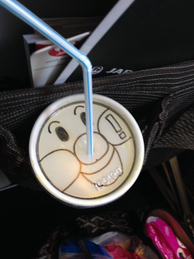 今回のソウルは成田からインチョンへ。<br /><br />本当は羽田-金浦が良かったけど<br />子連れには朝が早すぎて・・<br /><br />JAL951便利用<br />担当のキャビンアテンダントさんがとても親切で、<br />搭乗後に寝ちゃった子供のお昼を到着30分前に<br />持ってきてくれる。<br />手書きアンパンマンに大喜び。<br />滞在中の飲食の際、何回「アンパンマンは?」が出たことか。