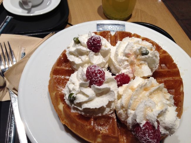 食後は路上でつかまえたインターナショナルタクシーに乗り<br />明洞へ。<br />16時半を過ぎていたからかラッシュアワーに遭遇したらしく、<br />30分以上かかっちゃった。<br />おかげで子供は車の中で寝ちゃったから良かったかな。<br /><br />ロッテホテルでお手洗いを借り、いざ明洞へ。<br />相変わらず人が多い・・<br /><br />サボイホテル2階のBean Bins Coffeeでワッフル休憩。<br />ホイップいっぱいで甘いかとおもったけど<br />しつこい甘さでなく美味しかった。<br /><br />その後Mamondeでお土産にハンドクリームを<br />大人買い。<br />19時を過ぎているので慌ててロッテデパート本店の<br />食料品売り場でお惣菜やパンを買ってタクシーでホテルへ。<br />