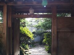 坂の途中に、旧亀井邸という、入場無料の古い住宅があるようなので、寄り道してみましょう。