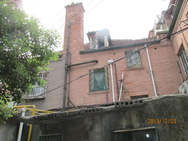 建てた時には庭つきだったであろうが今は庭なし。<br />