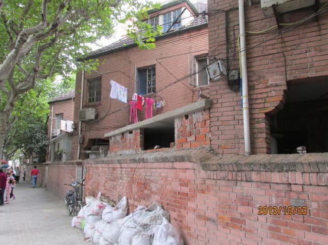 勝手に増築して部屋として貸すのでしょう。大邸宅は何所帯入って居るのか解りません。<br />