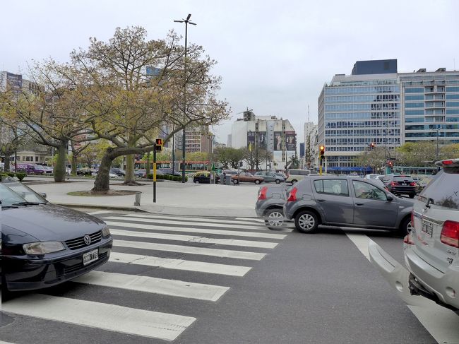片側６車線もある広い道路。