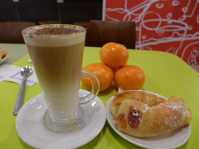 おそろいの可愛いブレスレットを買ったあと、お腹も空いてないけど、お茶してみることに。カプチーノを頼んだらクロワッサンが２個もついてきた。<br />カプチーノというよりカフェオーレでした。<br /><br />後ろに見えるマンダリンは、とても美味しそうなので４個八百屋で購入、１ドルでした、安い！