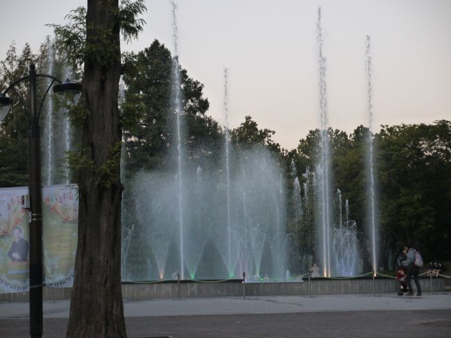 公園入口では時間に合わせて噴水ショーがあるよう。<br />音楽が流れ、結構長い時間ショーが行われていました。