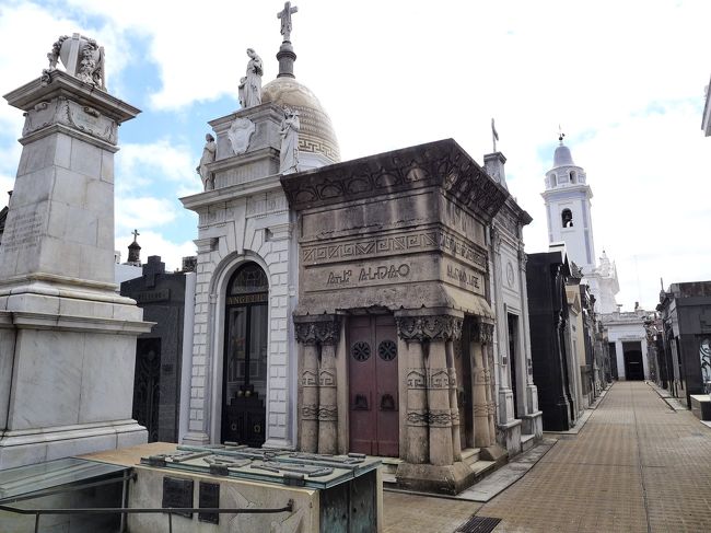 ブエノスアイレスでも有数の高級住宅地にあるこの墓地には、アルゼンチン史上著名な権力者や大富豪一族が眠っている。上品に立ち並ぶ石造りの、まるでチャペルのようなお墓や彫刻の数々は、建築学また芸術的観点から見ても価値が高いといわれる。