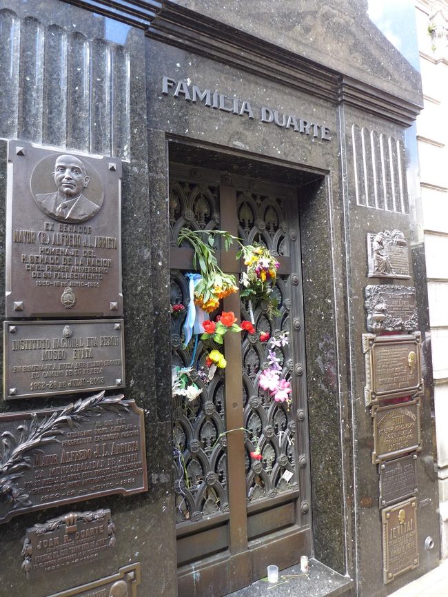 この墓地の一角に、「エビータ」の愛称で知られているエバ・ペロンは葬られており、現在でも彼女を慕う人々によって絶えることなく花が捧げられている。